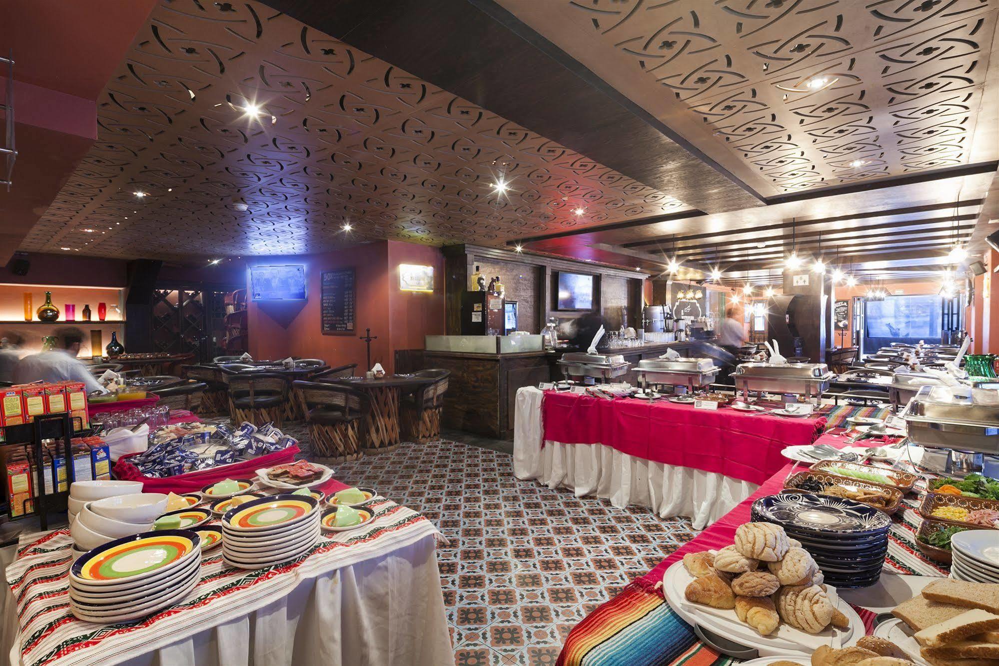 Exe Suites San Marino Mexico City Ngoại thất bức ảnh The buffet at the restaurant